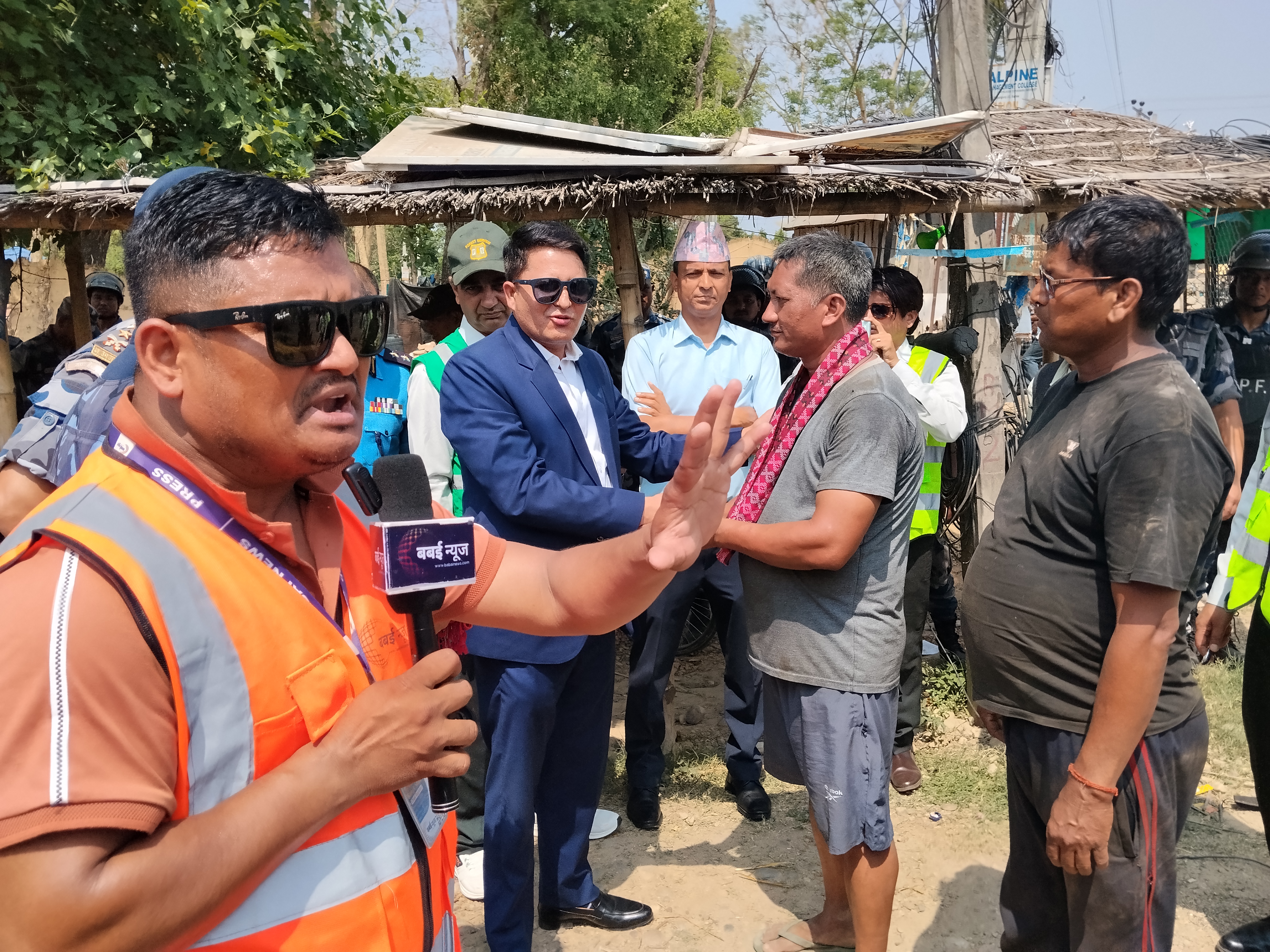 स्वतःस्फुर्त रुपमा माचड चोकमा रहेको वन क्षेत्र खाली गर्ने स्थानियलाई प्रमुख जिल्ला अधिकारीबाट सम्मान